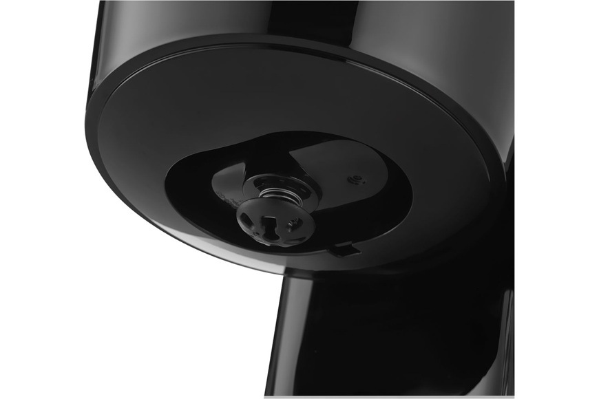 Kávovar Sencor SCE 2710BK Dark Line čierny Funkcia Anti-Drip zabraňuje odkvapkávaniu kávy po vybratí sklenenej kanvice, takže udržuje ohrievaciu dosku aj kuchynskú linku čistú. Vďaka praktickému systému proti kvapkaniu si môžete naliať šálku kávy kedykoľvek počas prípravy bez zbytočného neporiadku.