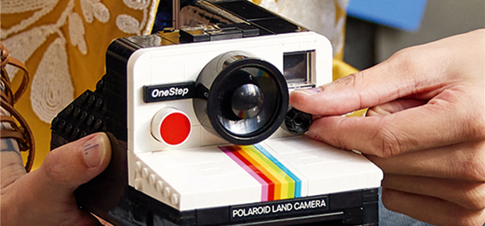 Stavebnica LEGO® Ideas 21345 Fotoaparát Polaroid OneStep SX-70 Priložené fotografie odkazujú na históriu Polaroidu, LEGO House aj fanúšikovského návrhára stavebnice.