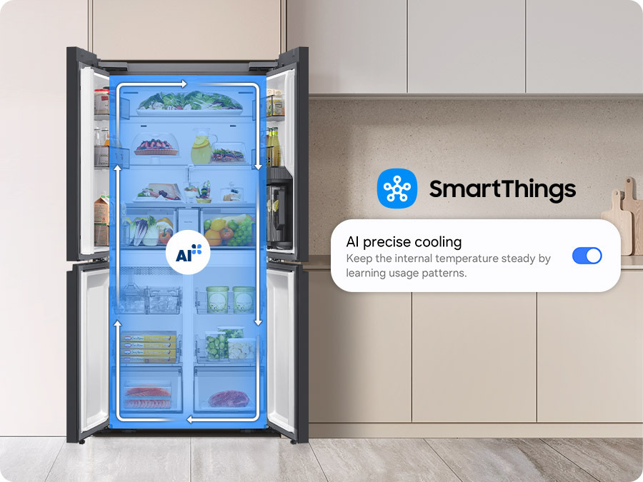 Americká chladnička Samsung RM70F63NEREO nerez/ocel Chladnička Samsung RM70F63NEREO v kuchyni má dvere otvorené dokorán, šípky vo vnútri chladničky znázorňujú odmrazovanie, vpravo vedľa chladničky je logo aplikácie SmartThings, pod ktorým je nápis AI precise cooling s posuvníkom ukazujúcim zapnutie funkcie
