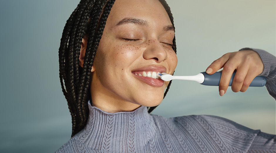 Žena si čistí biele zuby kefka sonicare
