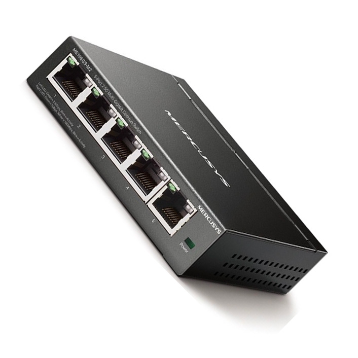 Čierny kovový switch Mercusys MS105GS-M2 v šikmom pohľade. Na prednej strane má päť portov RJ45 s kontrolkami a indikátor napájania.