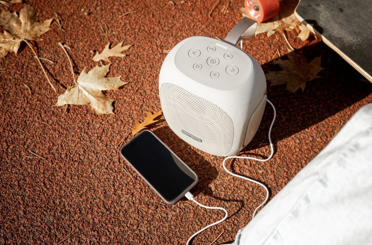 Mobilný telefón pripojený k reproduktoru Concept SoundJoy BR5036 pre nabíjanie z powerbanky