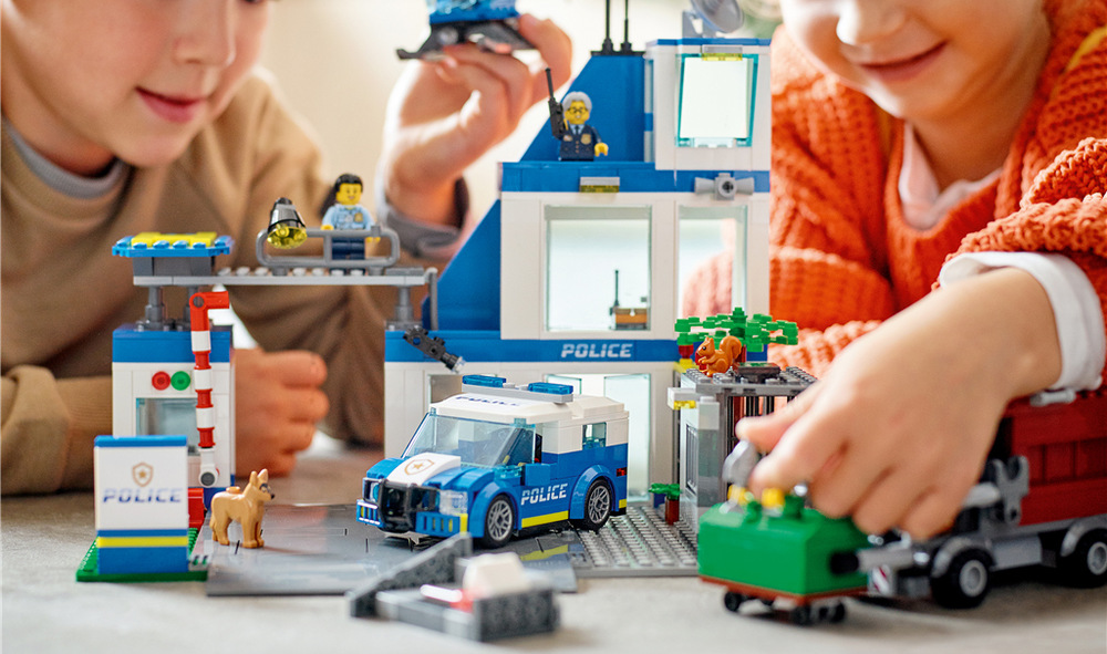 Stavebnica LEGO® City 60316 Policajná stanica Trojposchodová policajná stanica ponúka celu, dvor, cvičisko pre psa aj hliadkové vozidlo pre najrôznejšie policajné príbehy.