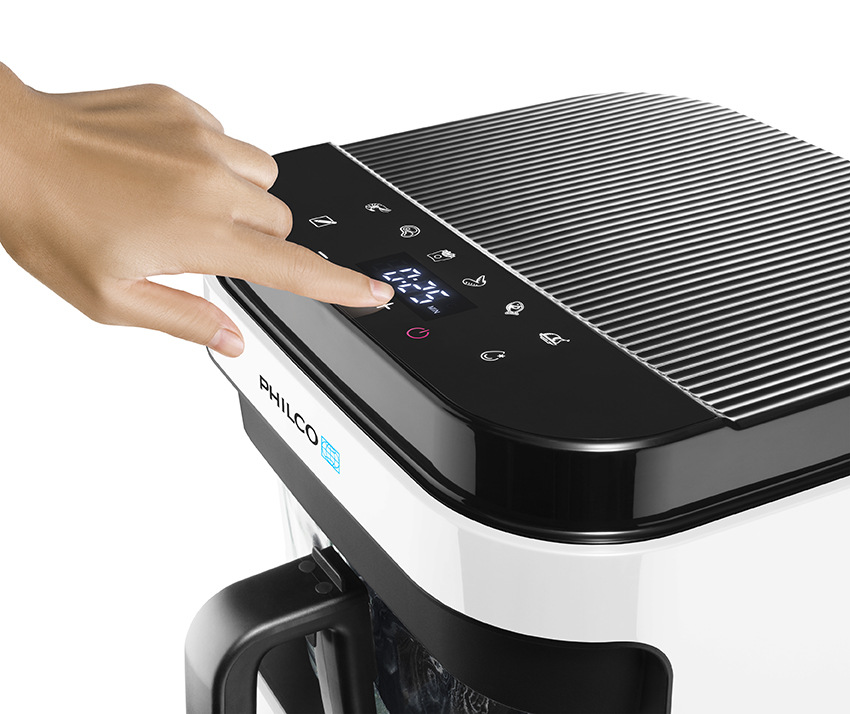 Ruka sa dotýka ovládacieho panelu teplovzdušnej fritézy Philco PHAF 2100W