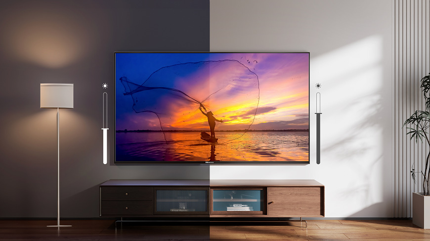 televízia Hisense 43A6S s plážovou scénou na displeji visí na stene v obývačke, na každej polovici tv sú ukázané iné svetelné podmienky