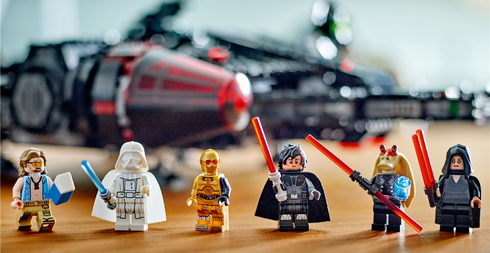Stavebnica LEGO® Star Wars™ 75389 Temný Falcon Millennium Falcon získava v Rebuild the Galaxy temný vzhľad, netradičnú posádku a množstvo zábavných doplnkov.