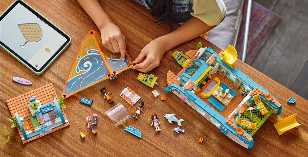 Stavebnica LEGO® Friends 42664 Dobrodružstvo na jachte Delfín s mláďaťom prinášajú do plavby motív objavovania morského života a inšpirujú k novým dobrodružstvám.