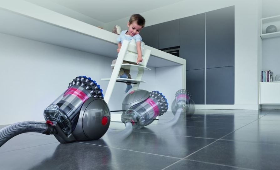 Podlahový vysávač Dyson Dyson Big Ball Absolute 2 strieborný/modrý vysávač Dyson Big Ball Absolute 2 sa cestou okolo detskej jedálenskej stoličky s malým chlapcom prevratil, ale sám sa vrátil do pôvodnej pozície. Chlapec na vysávač nadšene pozerá.