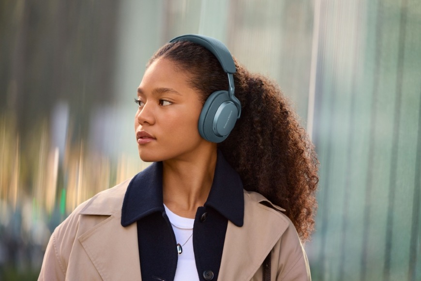 Slúchadlá Bowers & Wilkins Px7 S3 tyrkysová Žena idúca po ulici s nasadenými slúchadlami Bowers & Wilkins Px7 S3