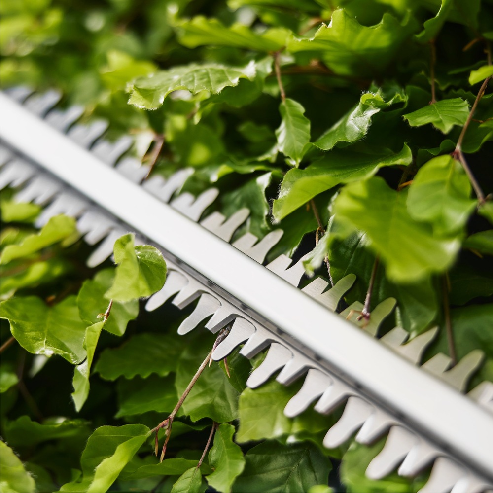 Nožnice na živý plot Gardena EasyCut 45/18V (bez baterie) 14734-55 Nožnice na živý plot Gardena EasyCut 45/18V sú opatrené chráničom špičky nožov pre prácu v blízkosti múrov a plotov