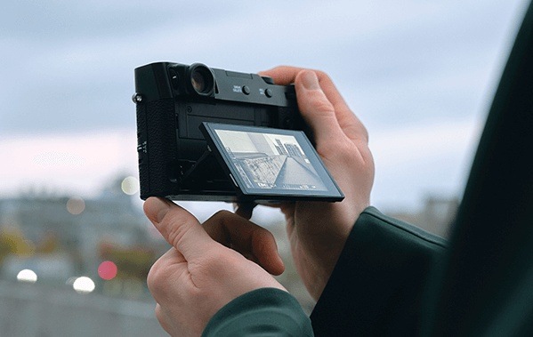 Digitálny fotoaparát Fujifilm X100VI čierny Fotoaparát Fujifilm X100VI s vyklopeným displejom