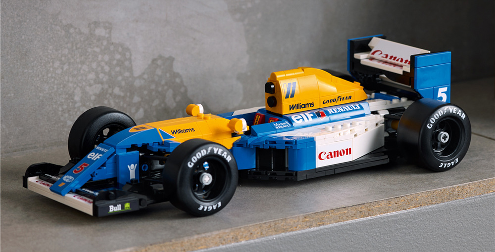 Stavebnica LEGO® Icons 10353 Williams Racing FW14B a Nigel Mansell Súčasťou stavebnice je minifigúrka Nigela Mansella, podstavce, helma, pódium aj trofej na vystavenie.