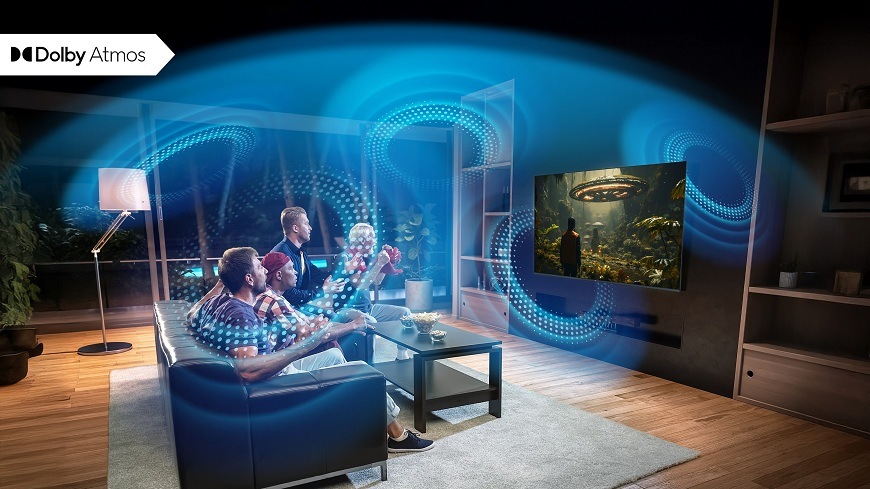 Diváci sledujúci film v obývacej izbe na televízii JVC, graficky zdôraznené zvukové technológie Dolby Atmos