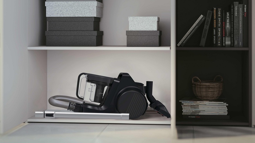 Podlahový vysávač Hoover HP210P 011 čierny/sivý vysávač Hoover HP210P 011 je uskladnený v skrini
