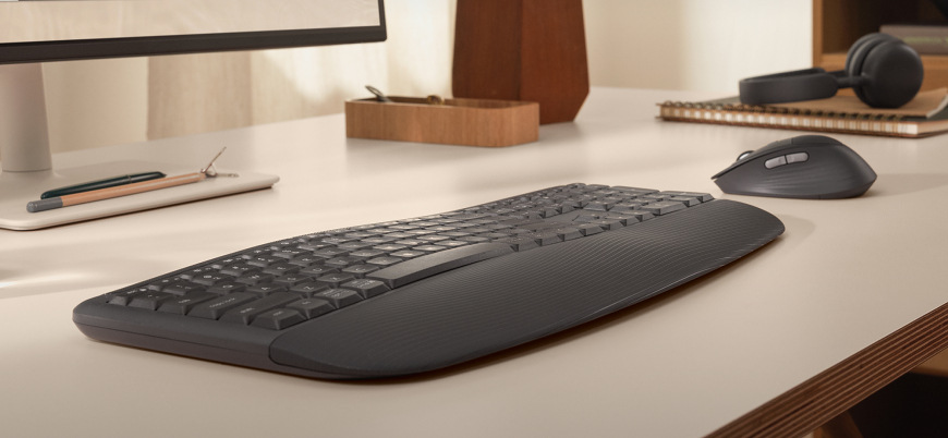 Ergonomická klávesnica Logitech Signature MK880 Comfort Plus s integrovanou opierkou zápästia a bezdrôtovou myšou na pracovnom stole