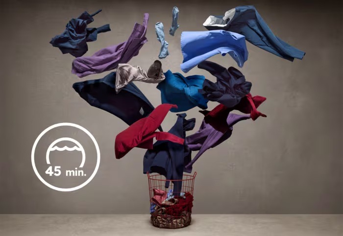 Práčka AEG ProSense™ 6000 LTE6K273C biela Kôš s bielizňou, z ktorej vyletuje do vzduchu bielizeň. Vľavo symbol pre program MaxWash45'.