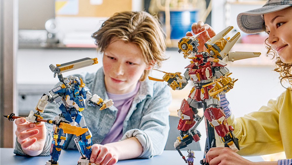 Kaiove a Nyiny robotické obleky umožňujú meniť postoje, výzbroj aj polohu pohyblivých končatín.