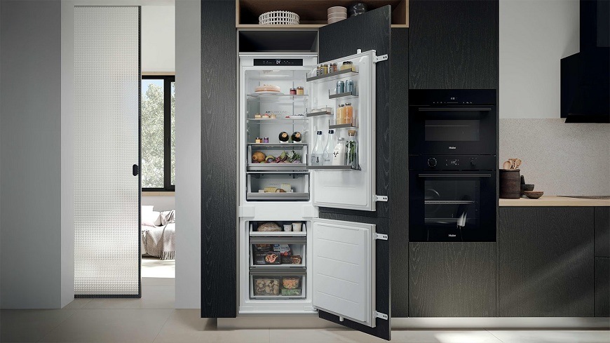 vstavaná chladnička haier HBQW5719E zabudovaná v kuchyni, dvere sú otvorené