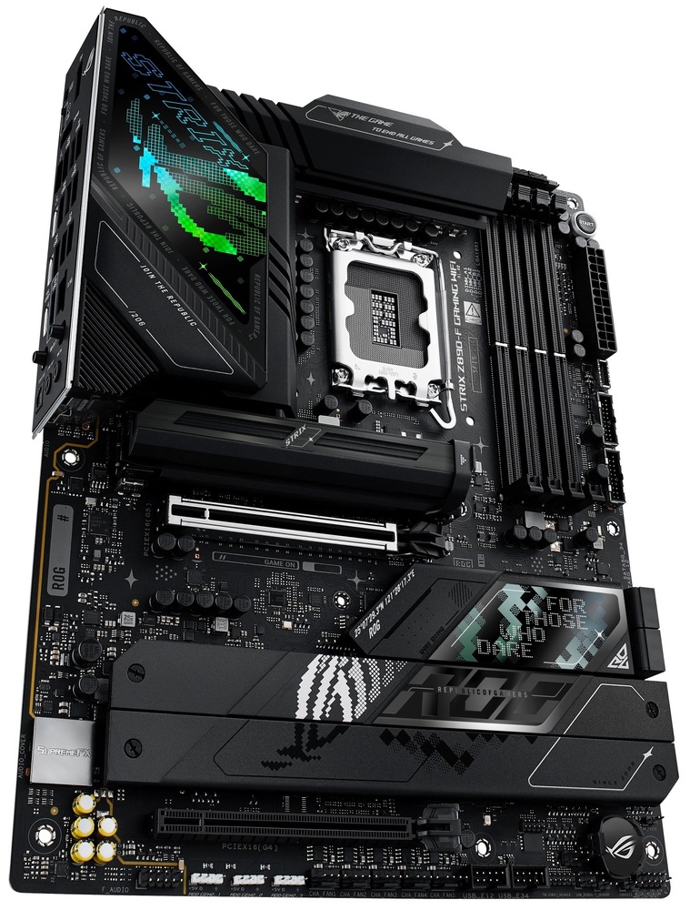 Základná doska Asus ROG Strix Z890-F GAMING WIFI Na fotke zhora je vidieť čierna ATX doska s veľkým krytom zadného I/O a Polymo prvkom vľavo hore, uprostred pätice LGA1851 obklopená masívnymi pasívami napájania a napravo štvorica slotov DDR5 DIMM. V spodnej polovici sú dlhé sloty PCIe x16 pre grafiku/rozšírenie a väčšina plochy je zakrytá chladičmi M.2 pozícií a čipsetu s ROG motívom.