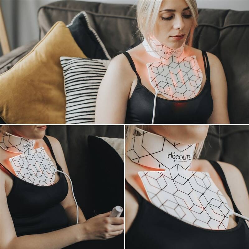 Žena pri domácej LED terapii dekoltu a krku s maskou Rio DecoLITE v pohodlí domova
