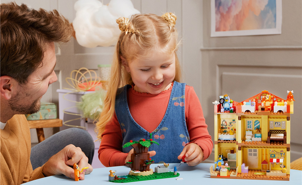Stavebnica LEGO® Bluey 11203 Bluey a její rodinný dům Veľká začiatočnícka kocka a jednoduchý obrázkový návod uľahčia prvé stavanie aj deťom bez skúseností
