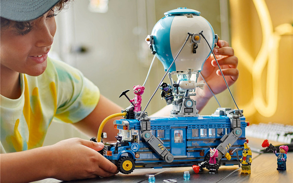 Stavebnica LEGO® Fortnite® 77073 Battle Bus Deväť minifigúrok LEGO Fortnite sa zmestí do autobusu a umožní vám vytvárať vlastnú posádku aj príbehy.