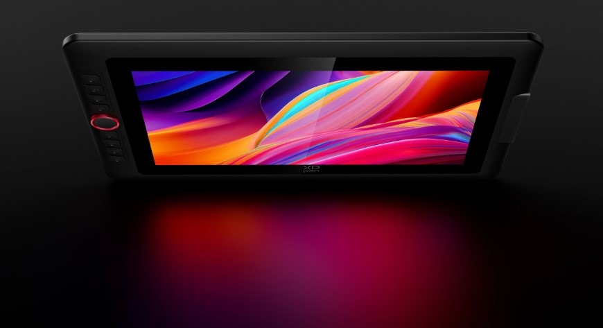 Tablet XPPen Artist 13.3 Pro v2 čierny Pohľad na tablet XPPen Artist 13.3 Pre v2 z ostrého uhla ilustruje zachovanie precíznych farieb