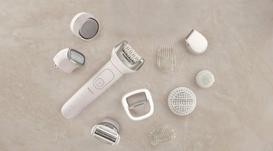 Epilátor Philips BRE750/00 biely Epilátor Philips BRE750/00 v bielej farbe s rozloženým príslušenstvom, okolo prístroja sú rôzne nástavce vrátane holiacej hlavice, exfoliačnej kefy, nástavca na citlivé oblasti a ďalšieho príslušenstva pre starostlivosť o pokožku.