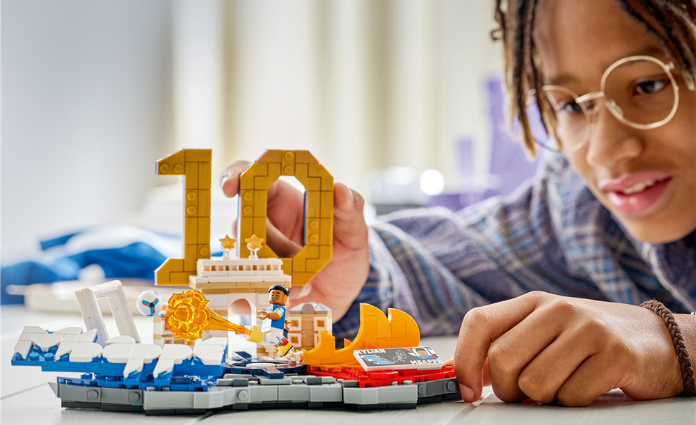 Model LEGO Editions meria cez 13 cm na výšku a 24 cm na šírku a hodí sa ako športová dekorácia