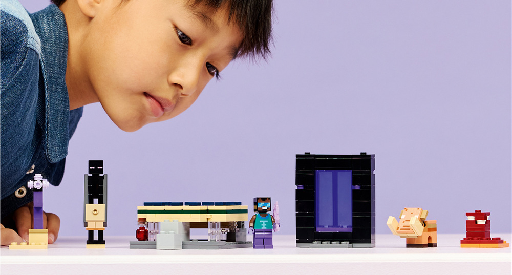 Stavebnica LEGO® Minecraft® 21584 Cesta portálem do Netheru a Endu Model zo 192 kociek je vhodný od siedmich rokov a pri stavaní pomôže deťom aplikácie LEGO Builder s 3D návodom.