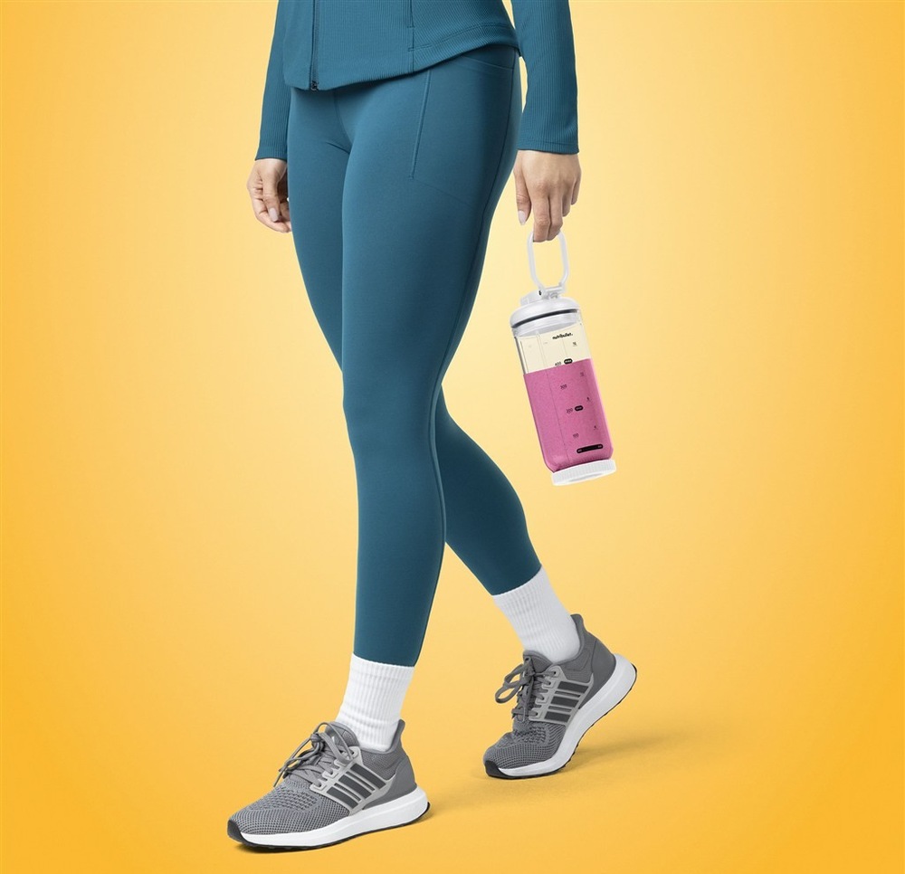 Ukážka možnosti prenášania nádoby na pitie obsahujúce čerstvé smoothie napr. na šport