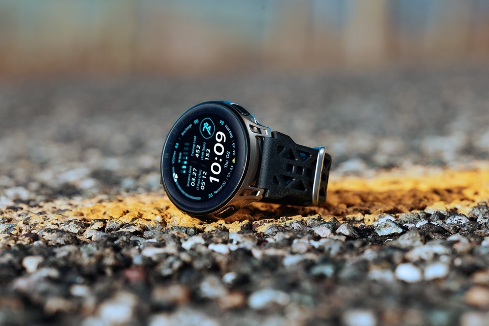 Chytré hodinky Amazfit Cheetah 2 Pro na kamenité cestě