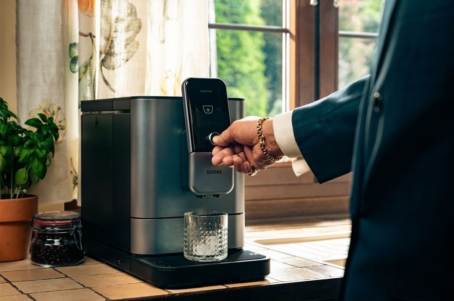 Automatický kávovar Nivona Nivo 8107 Hot - Cold Coffee modrý Kávovar ponúka vyváženú kombináciu technológií, designu a chutí pre každodennú prípravu kvalitnej kávy.