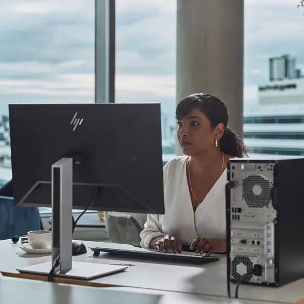 Stolný počítač HP Pro Tower 400 G9 čierny HP Pro Tower 400 G9 umožňuje aj vzdialenú správu pomocou nástroja HP Sure Admin