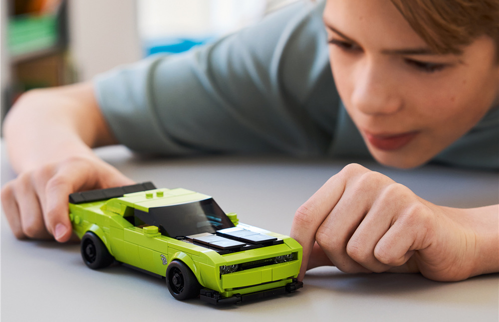 Stavebnica LEGO® Speed Champions 77237 Sportovní auto Dodge Challenger SRT Hellcat Stavebnica s 390 dielikmi poteší školákov od deviatich rokov a pri stavaní im pomôže aplikácia LEGO Builder.