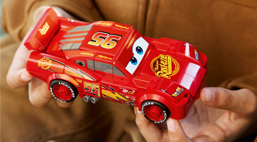 Stavebnica LEGO® Speed Champions 77255 Blesk McQueen 270 dielikov LEGO umožní deťom od deviatich rokov zostaviť model a pri stavaní využiť aplikáciu LEGO Builder.