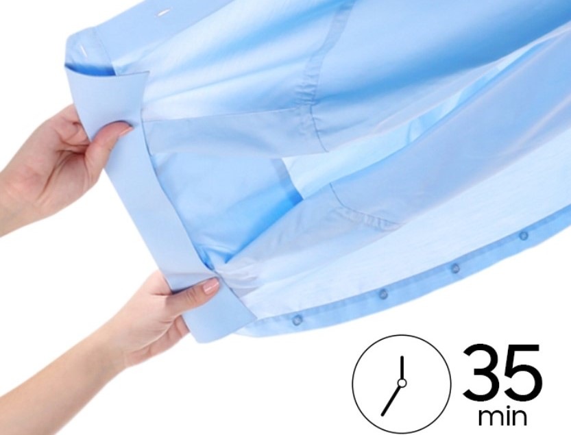 Sušička bielizne Samsung DV90DG6845LKU4 biela Quick Dry 35' - ruky držiace suchú košeľu