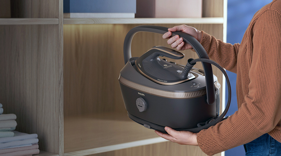 Žehliaci systém Philips 8000 Series PSG8300/80 čierny Detailný záber na vstavanú sklápaciu rukoväť