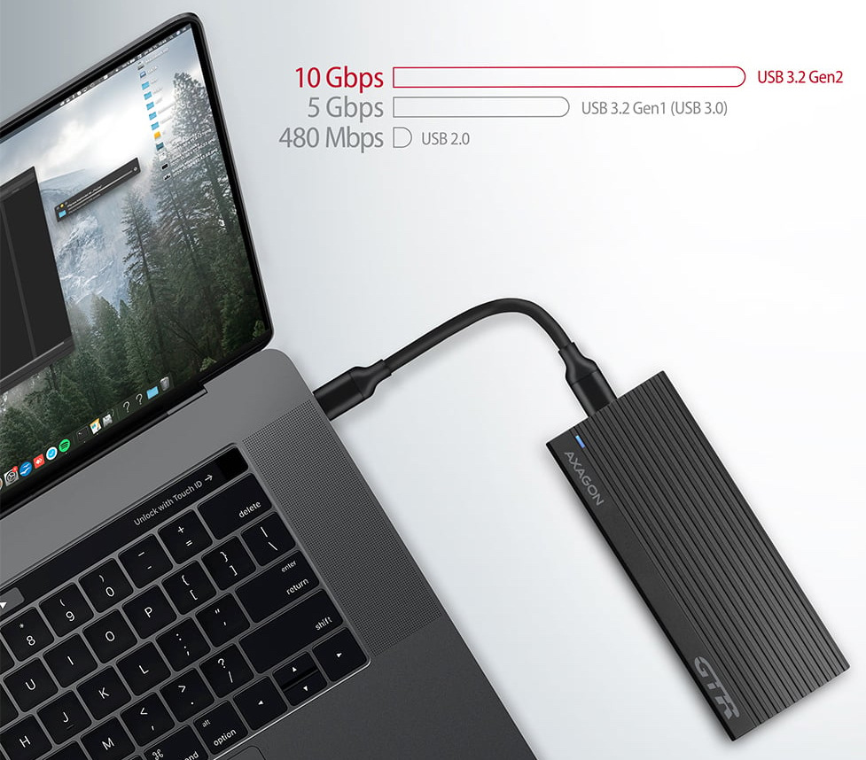 Na obrázku je externý box AXAGON THIN RIB pripojený krátkym USB-C káblom k notebooku. Samotný box je čierny, úzky a podlhovastý, s výrazným pozdĺžnym rebrovaním a malou modrou kontrolkou. V hornej časti obrázku je porovnanie rýchlosťou USB, ktoré zdôrazňuje až 10 Gb/s pre USB 3.2 Gen 2 oproti pomalším štandardom.