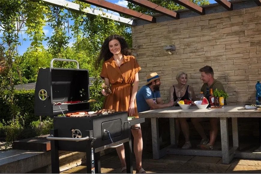 Elegantné čierne lakovanie robí zo záhradného grilu Riwall vkusného spoločníka na grilovanie. Robustnému prevedeniu mimoriadne svedčia oceľové plechy hrúbky 0,9 až 1,35 mm.