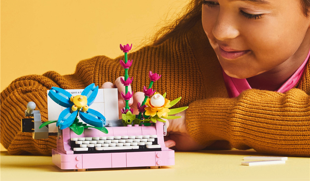 Stavebnica LEGO® Creator 3 v 1 31169 Písací stroj s kvetmi Tretí variant predstavuje kvetináč s perom a zápisníkom, ktorý môže ozdobiť detský pracovný priestor.