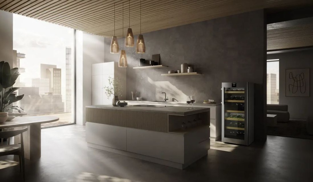 Vínotéka Liebherr Vinidor WPsd 4652 nerez vinotéka Liebherr WPsd 4652 umiestnená v preslnenej kuchyni šedého moderného bytu vo výškovej budove. Vedľa vinotéky je kuchyňská linka s drezom az druhej strany vchod do ďalšej miestnosti, oproti vinotéky je kuchyňský ostrovček