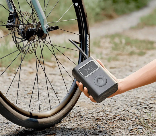 Hustenie pneumatiky bicykla pomocou prenosného kompresora s digitálnym displejom