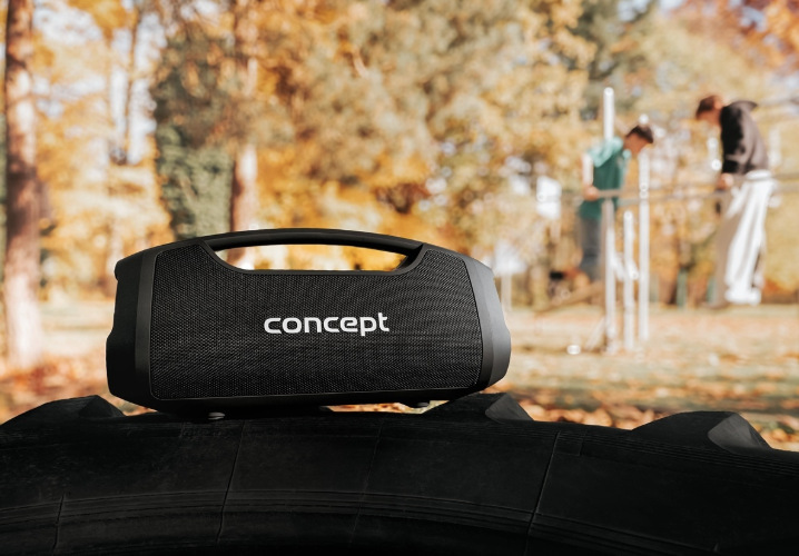 Prenosný reproduktor Concept SoundJoy BR5060 položený vonku počas stretnutia priateľov