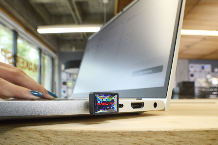 SANDISK Extreme Fit USB-C pripojený k portu notebooku