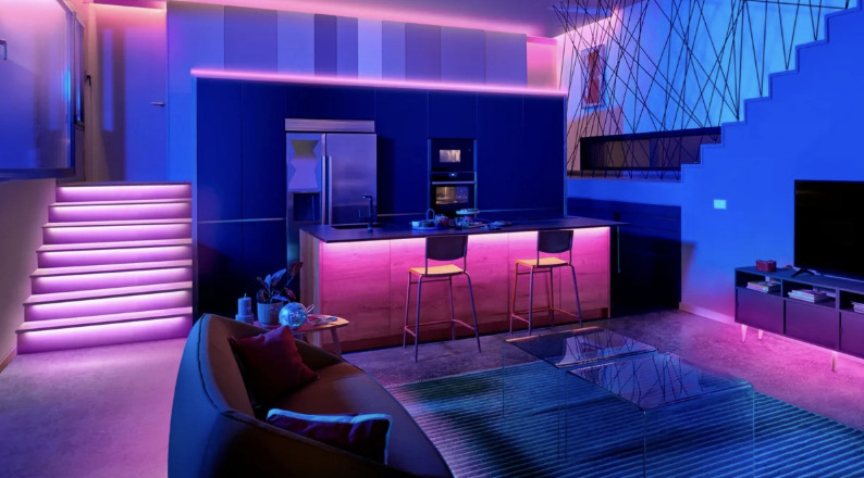 LED pásik Philips Smart LED Neon RGBIC LED strip 10m Type-C biely Ružové a modré osvetlenie LED pásikom pozdĺž schodov, kuchynskej linky a nábytku v obývacej izbe