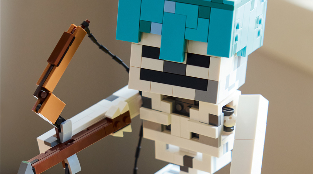 Stavebnica LEGO® Minecraft® 21594 Kostlivec Pohyblivý krk a paže umožnia kostlivca nastaviť do rôznych akčných póz s lukom a helmou.