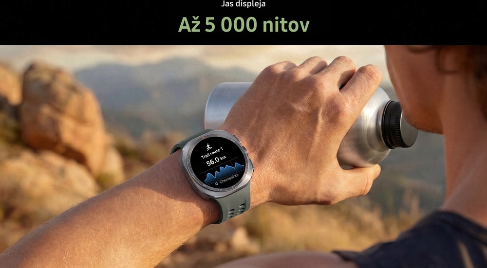 Hodinky Galaxy Watch Ultra2 sú zachytené na pozadí, ktoré tvoria piesočný terén a slnkom osvetlená vodná hladina. Displej je jasný v oboch prostrediach, čo podčiarkuje vysoký maximálny jas displeja hodiniek Galaxy Watch Ultra2, ktorý dosahuje 5 000 nitov.
