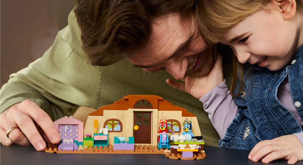 Stavebnica LEGO® Bluey 11221 Škola s Rustym a Bluey Doplnky ako fľaštička, inkubátor, kočík a vybavenie kaviarne podporujú hranie na rolky a každodenné príbehy.