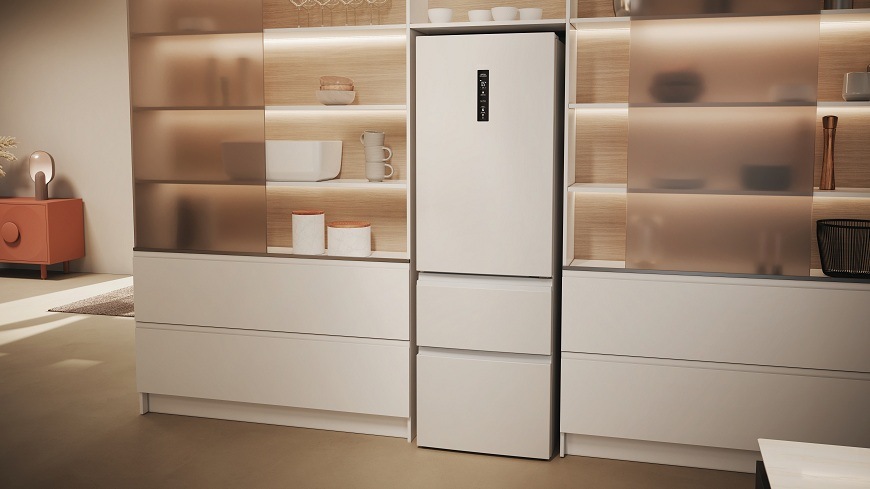 biela chladnička haier HTW5618DNPW zabudovaná v stene z boku